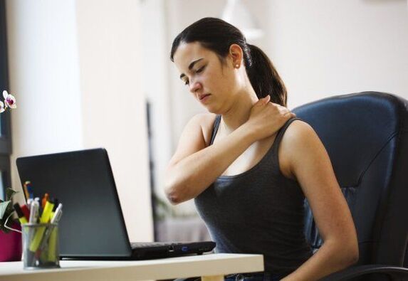 sēdošs darbs izraisa sāpes starp lāpstiņām