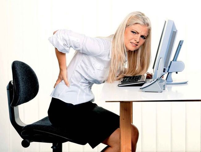 meitenei ir muguras sāpes